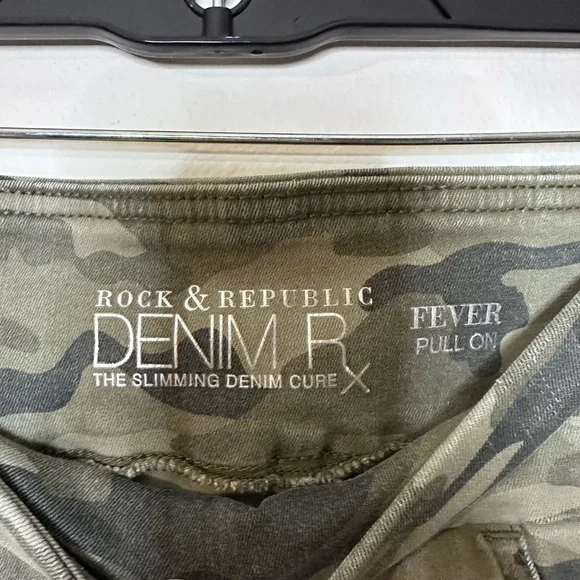 Rock & Republic Camo Jeans - Picture 2 of 4